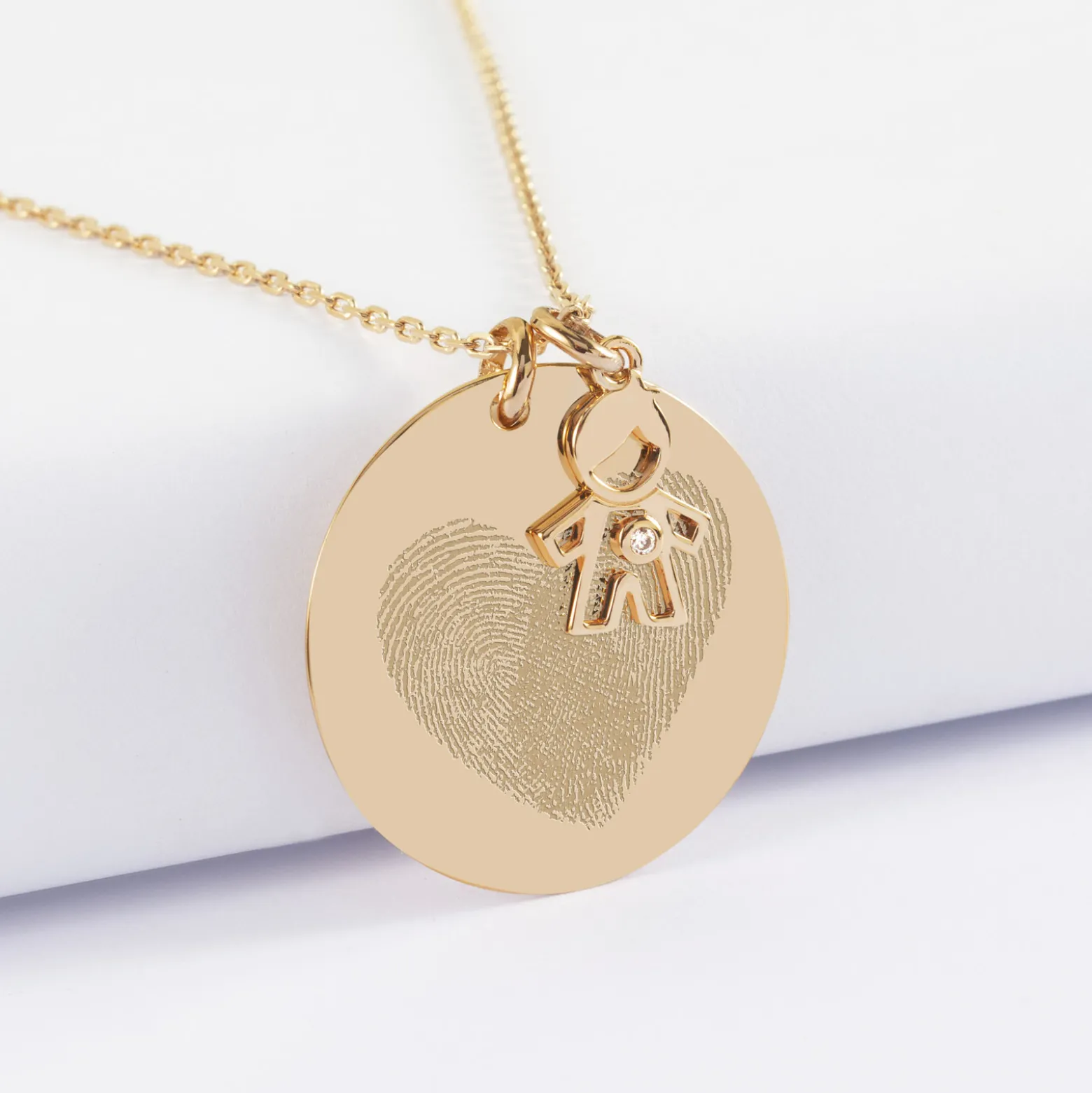 Pendentif personnalisé médaille gravée plaqué or 27 mm et breloque petit garçon zircon 12 mm