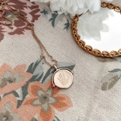 Pendentif personnalisé médaille gravée nacre réversible plaqué or 15 mm