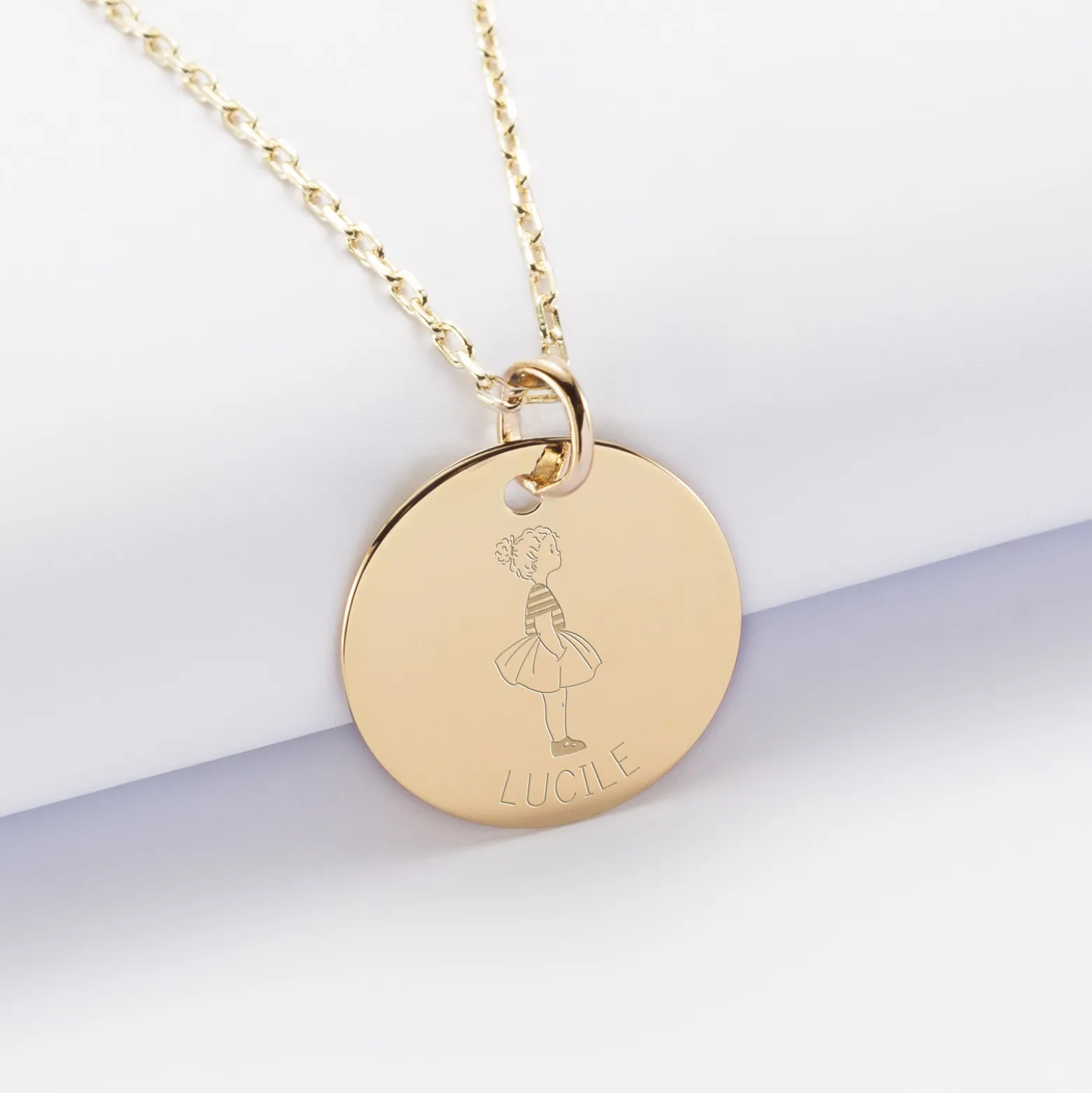 Pendentif personnalisé prénom médaille gravée plaqué or 19 mm - HappyBulle x Marie Savart