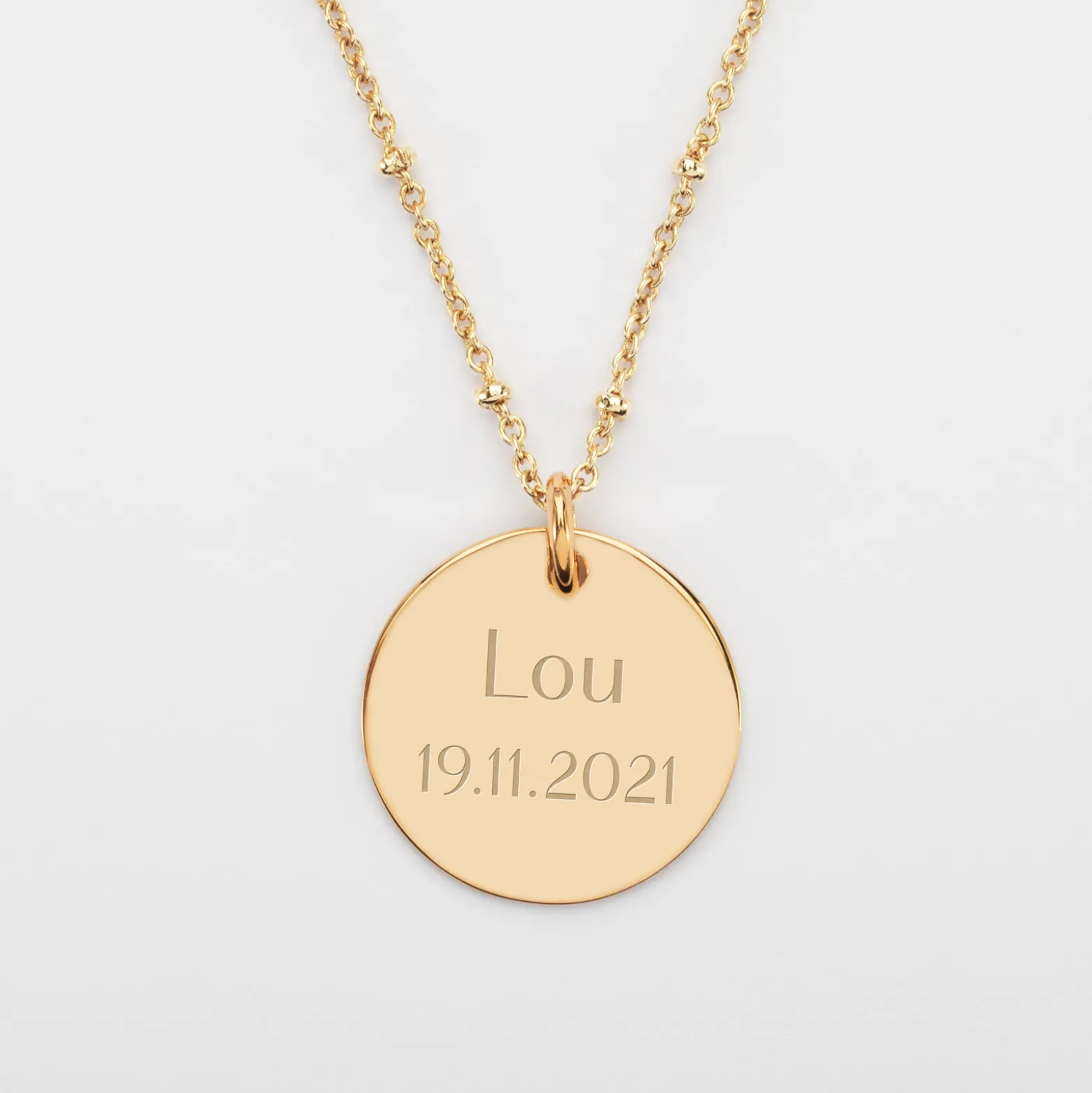 Pendentif personnalisé prénom médaille gravée plaqué or 19 mm - HappyBulle x Marie Savart