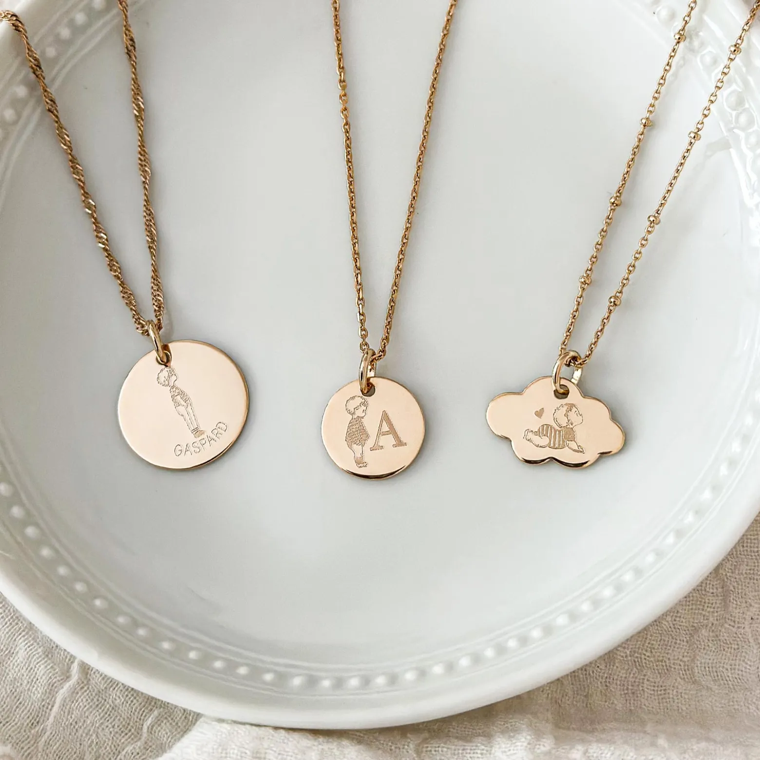 Pendentif personnalisé prénom médaille gravée plaqué or 19 mm - HappyBulle x Marie Savart