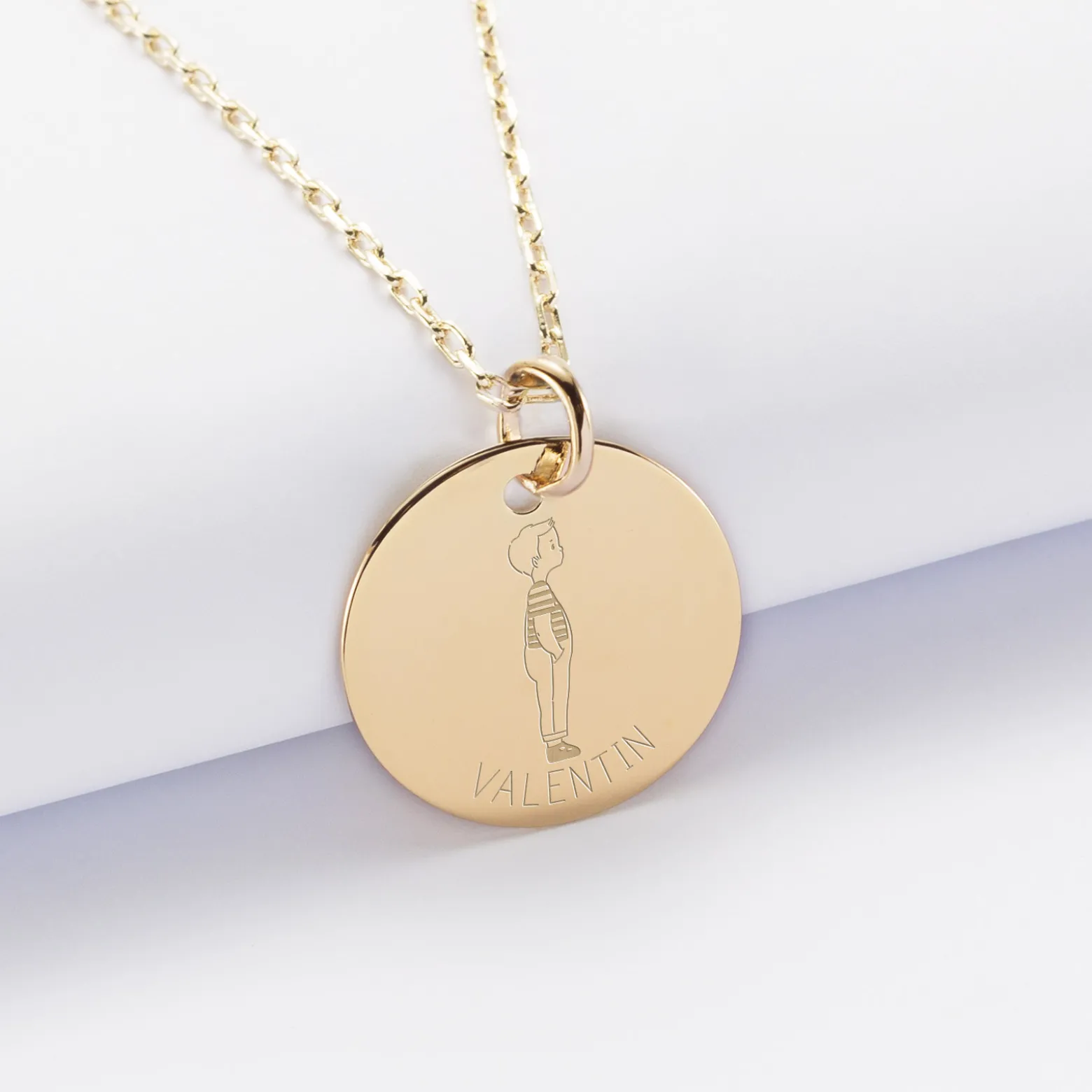 Pendentif personnalisé prénom médaille gravée plaqué or 19 mm - HappyBulle x Marie Savart