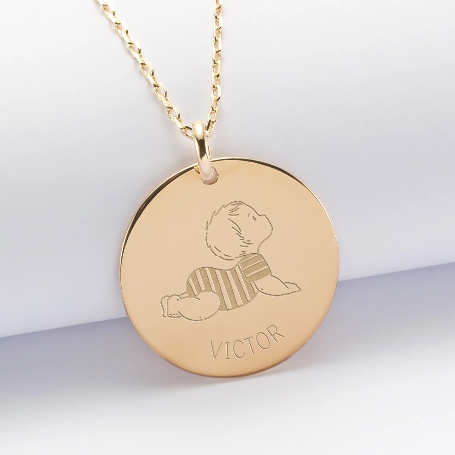 Pendentif personnalisé prénom médaille gravée plaqué or 27 mm - HappyBulle x Marie Savart