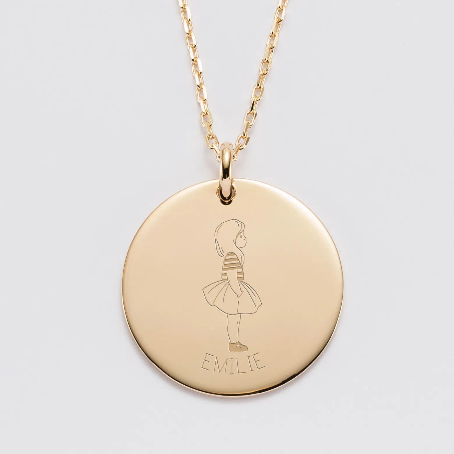 Pendentif personnalisé prénom médaille gravée plaqué or 27 mm - HappyBulle x Marie Savart