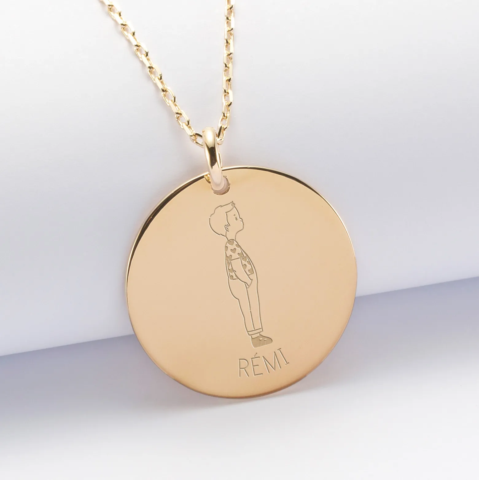 Pendentif personnalisé prénom médaille gravée plaqué or 27 mm - HappyBulle x Marie Savart