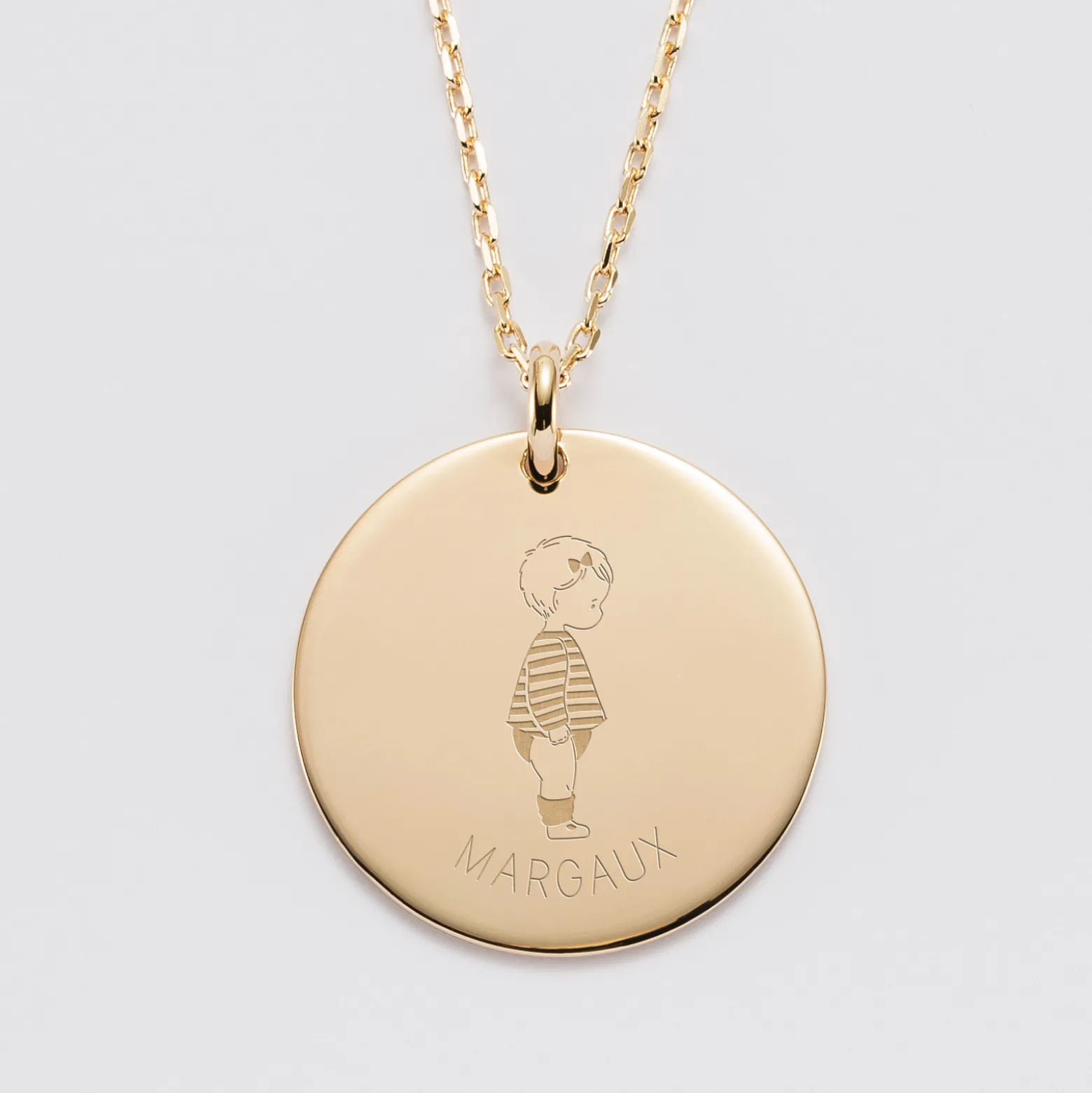 Pendentif personnalisé prénom médaille gravée plaqué or 27 mm - HappyBulle x Marie Savart
