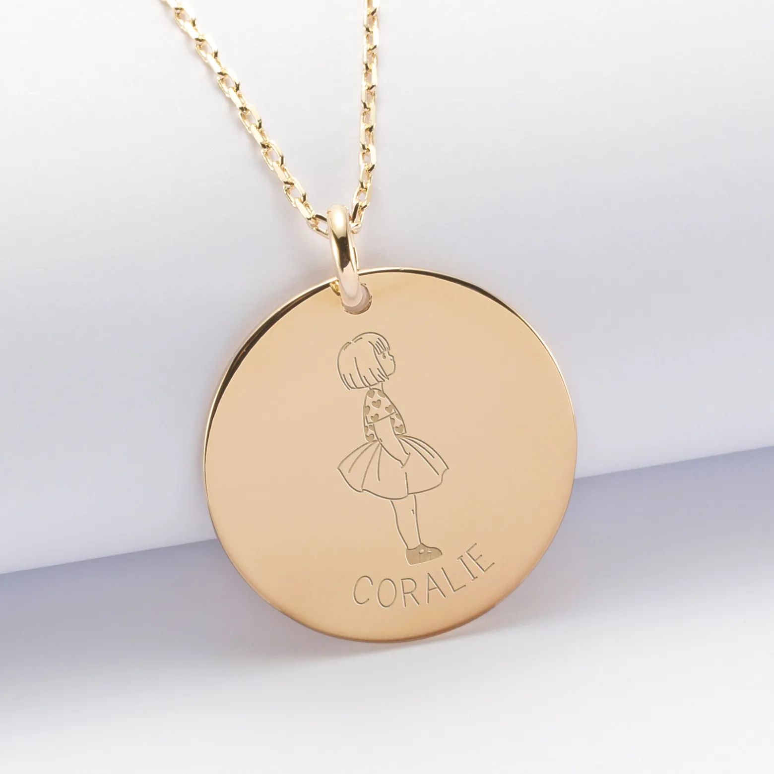 Pendentif personnalisé prénom médaille gravée plaqué or 27 mm - HappyBulle x Marie Savart