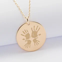 Pendentif personnalisé prénom médaille gravée plaqué or 27 mm - HappyBulle x Marie Savart