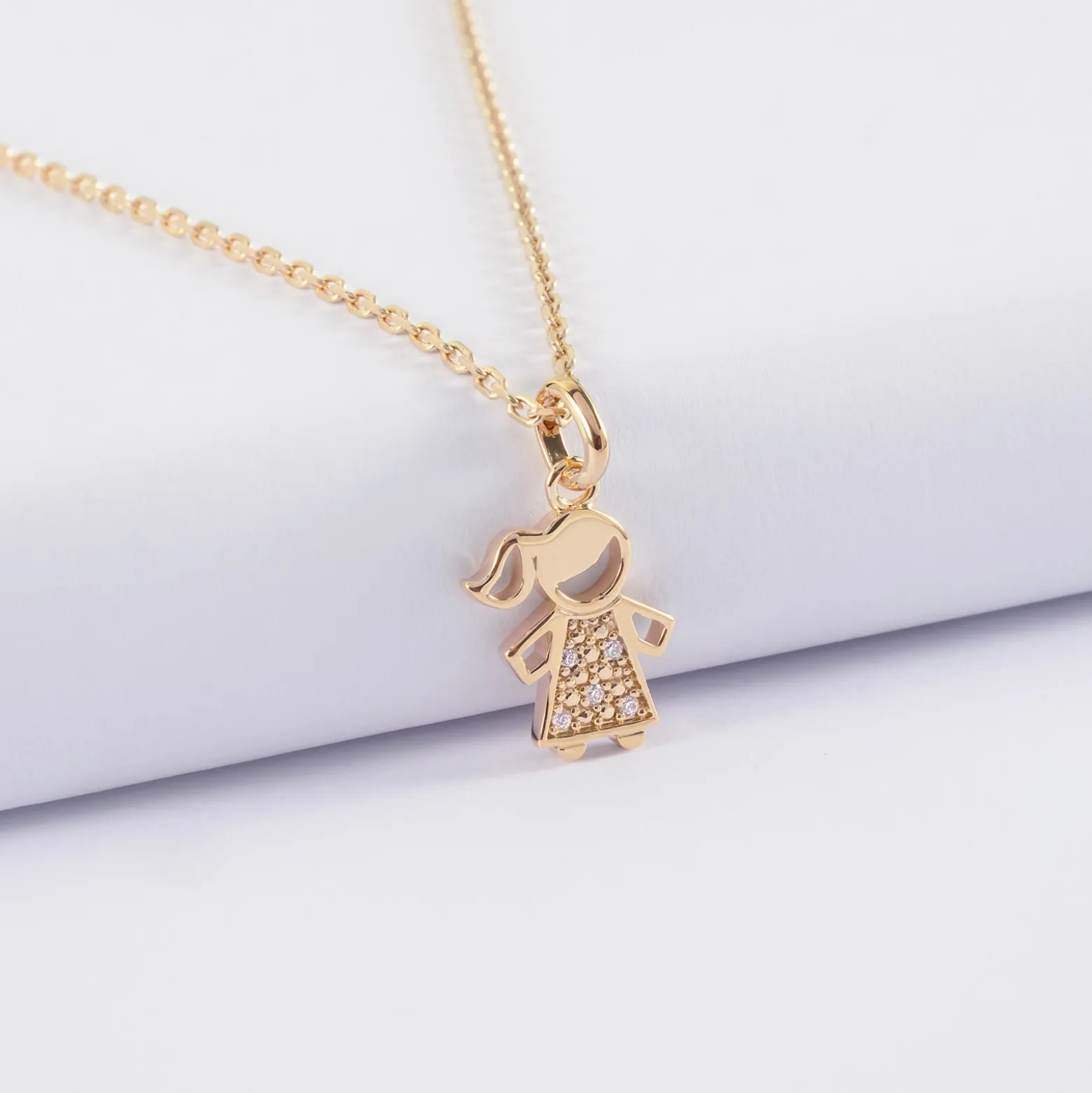 Pendentif petite fille scintillante plaqué or 12 mm
