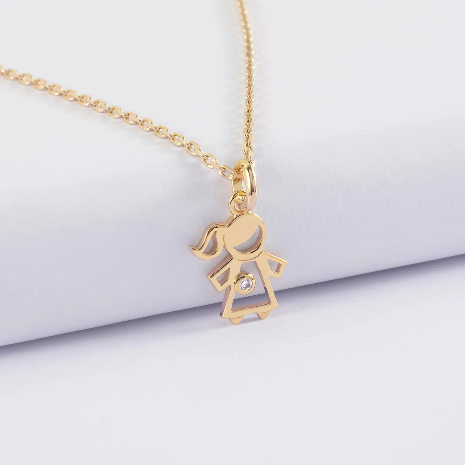 Pendentif petite fille zircon plaqué or 12 mm