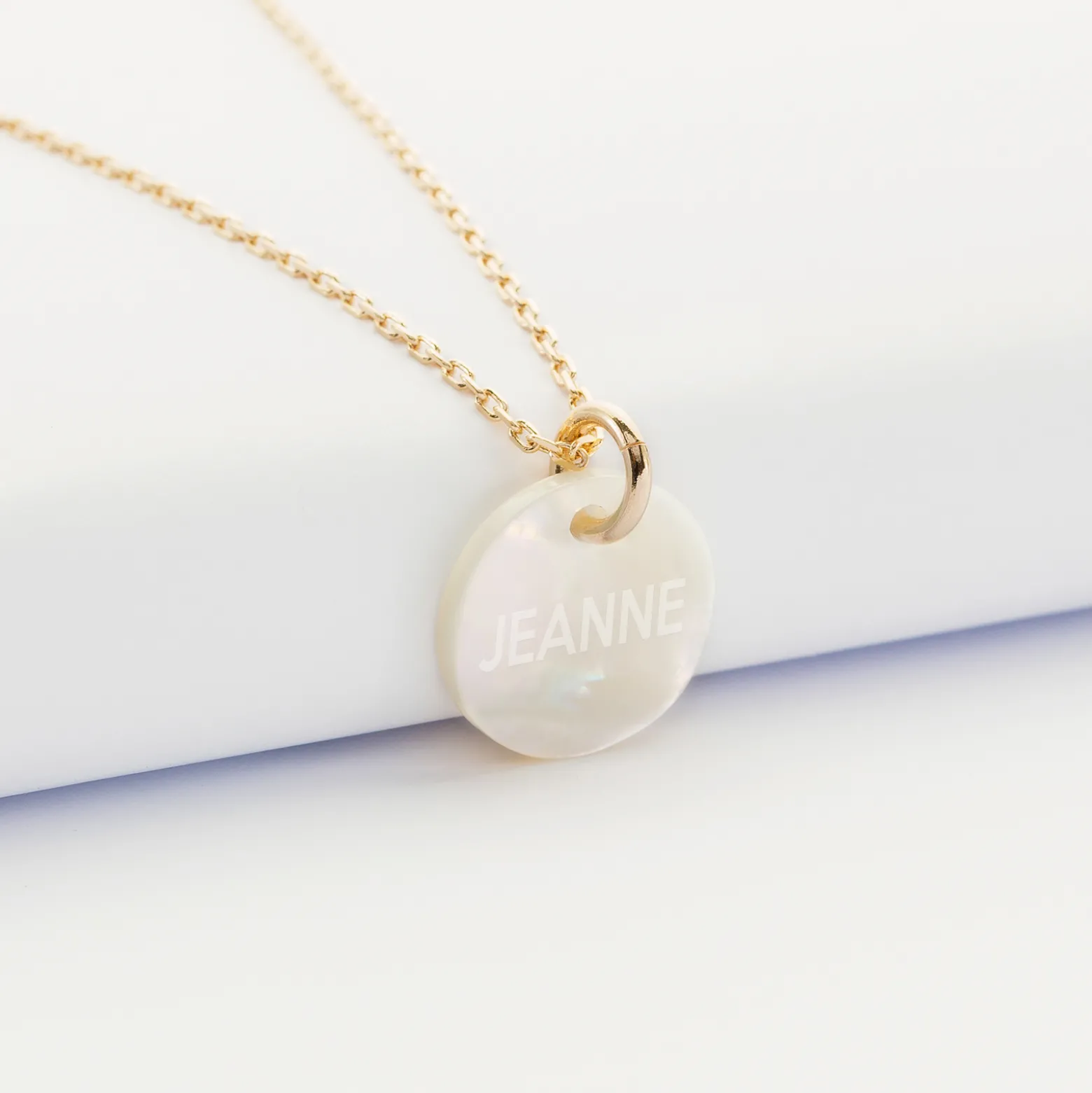 Pendentif plaqué or personnalisé médaille gravée nacre 15 mm