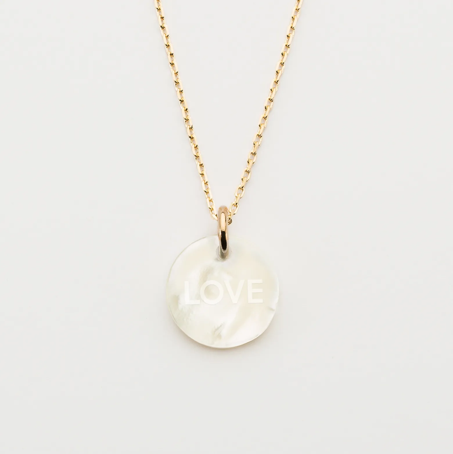 Pendentif plaqué or personnalisé médaille gravée nacre 15 mm