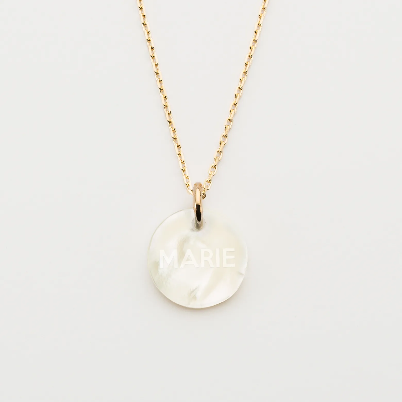 Pendentif plaqué or personnalisé médaille gravée nacre 15 mm