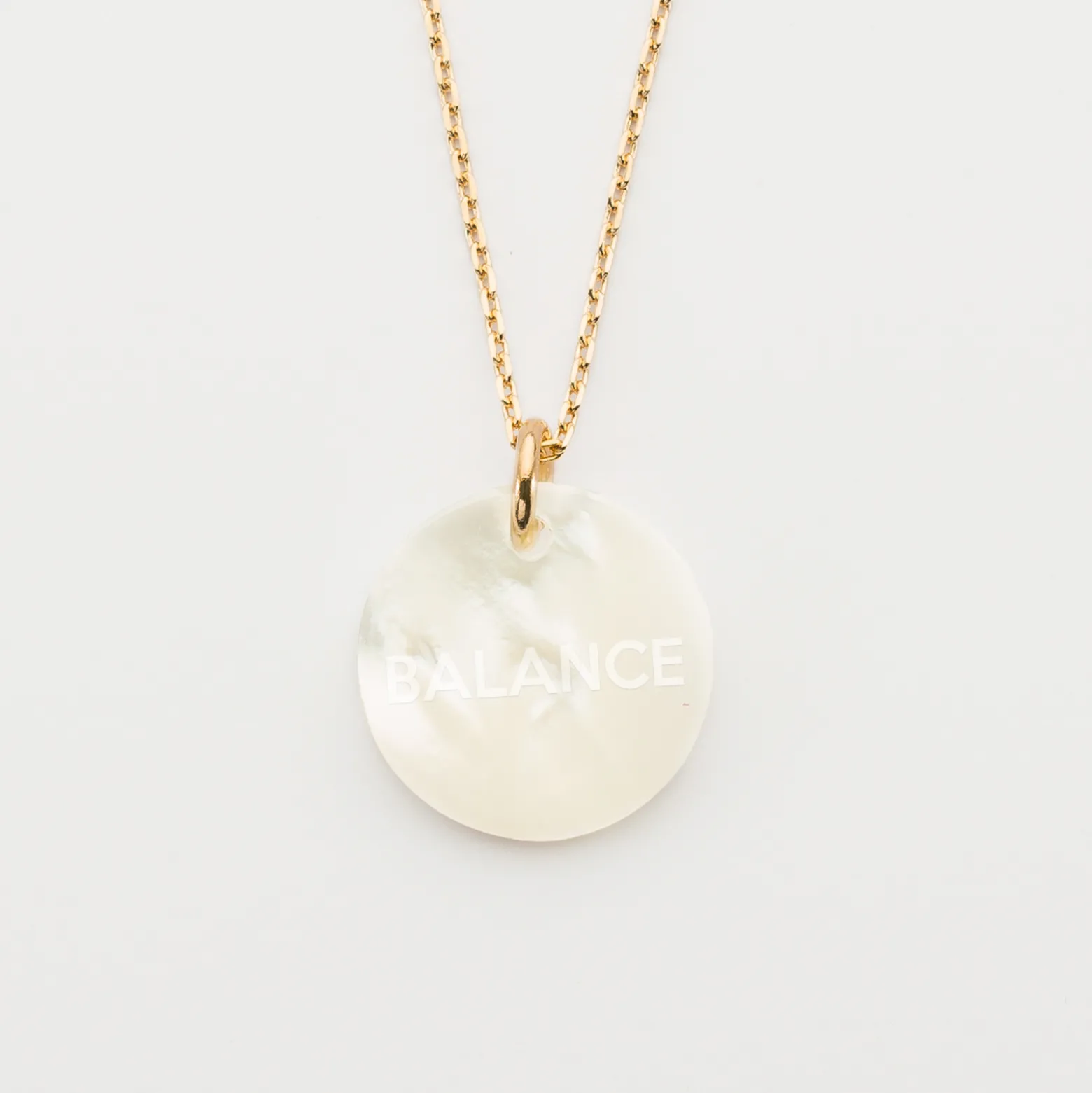 Pendentif plaqué or personnalisé médaille gravée nacre 19 mm