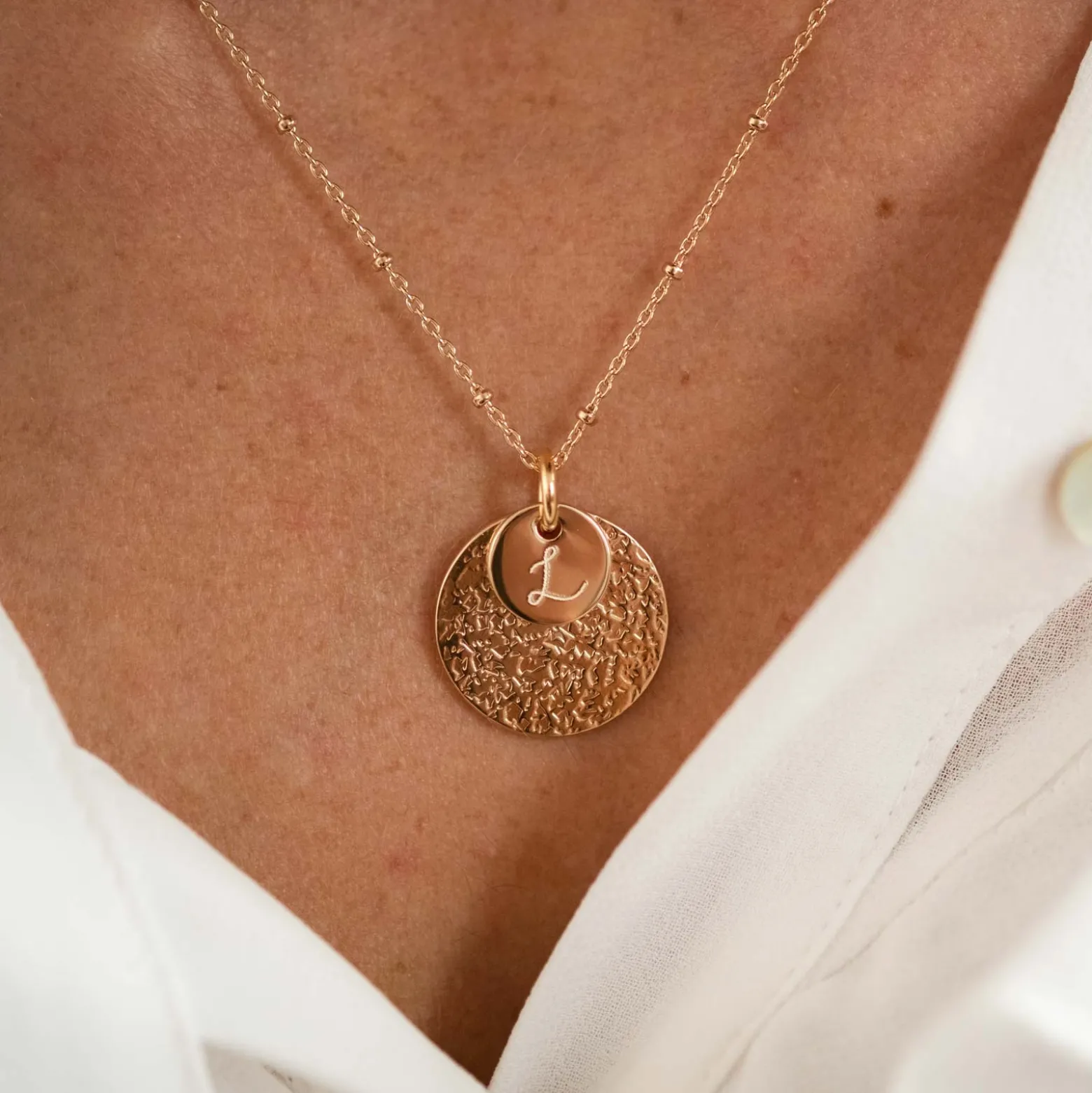 Pendentif réversible personnalisé double médailles martelées gravées plaqué or 10 mm et 19 mm