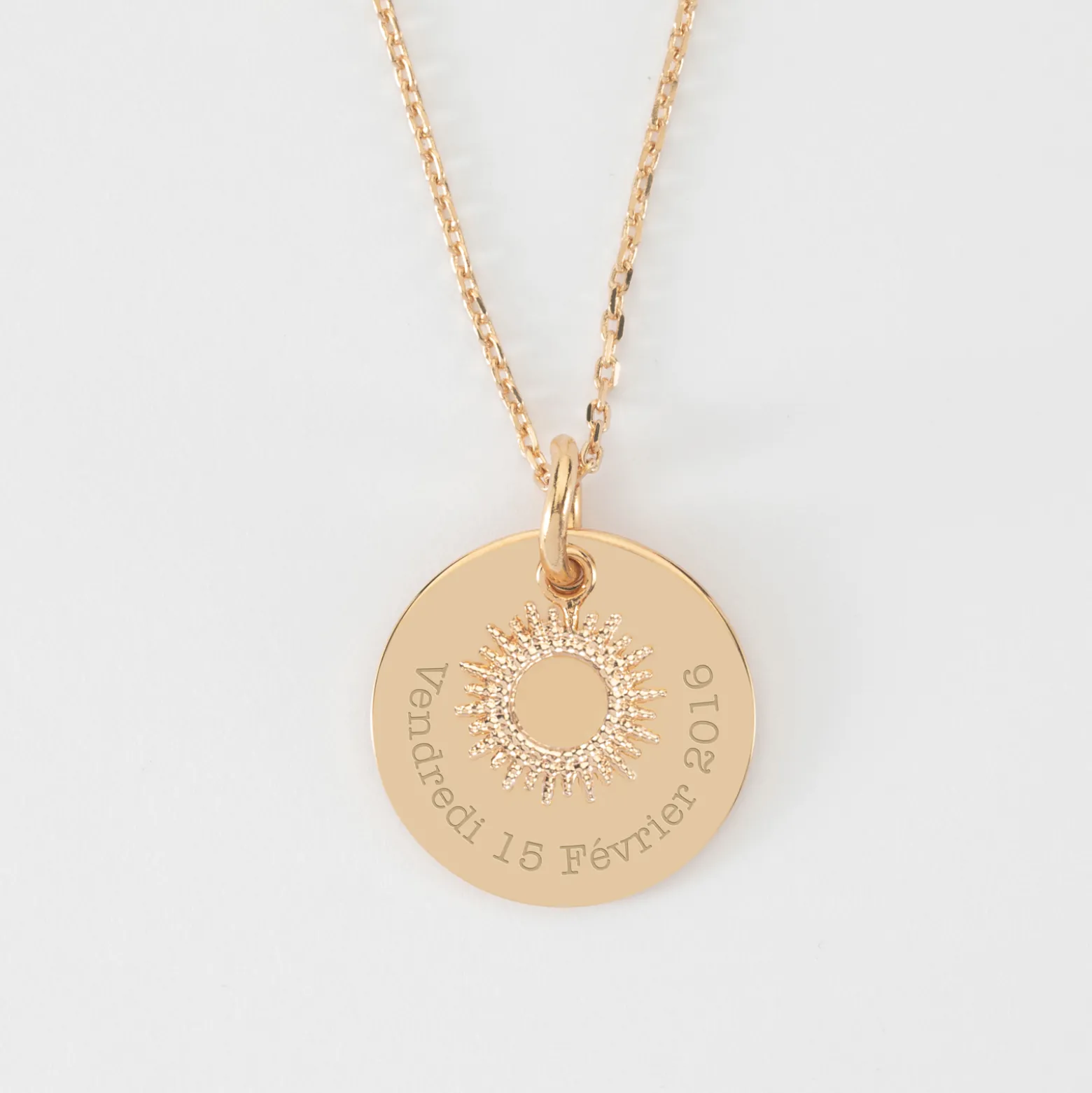 Pendentif réversible personnalisé médaille gravée plaqué or 19 mm et breloque soleil 10 mm