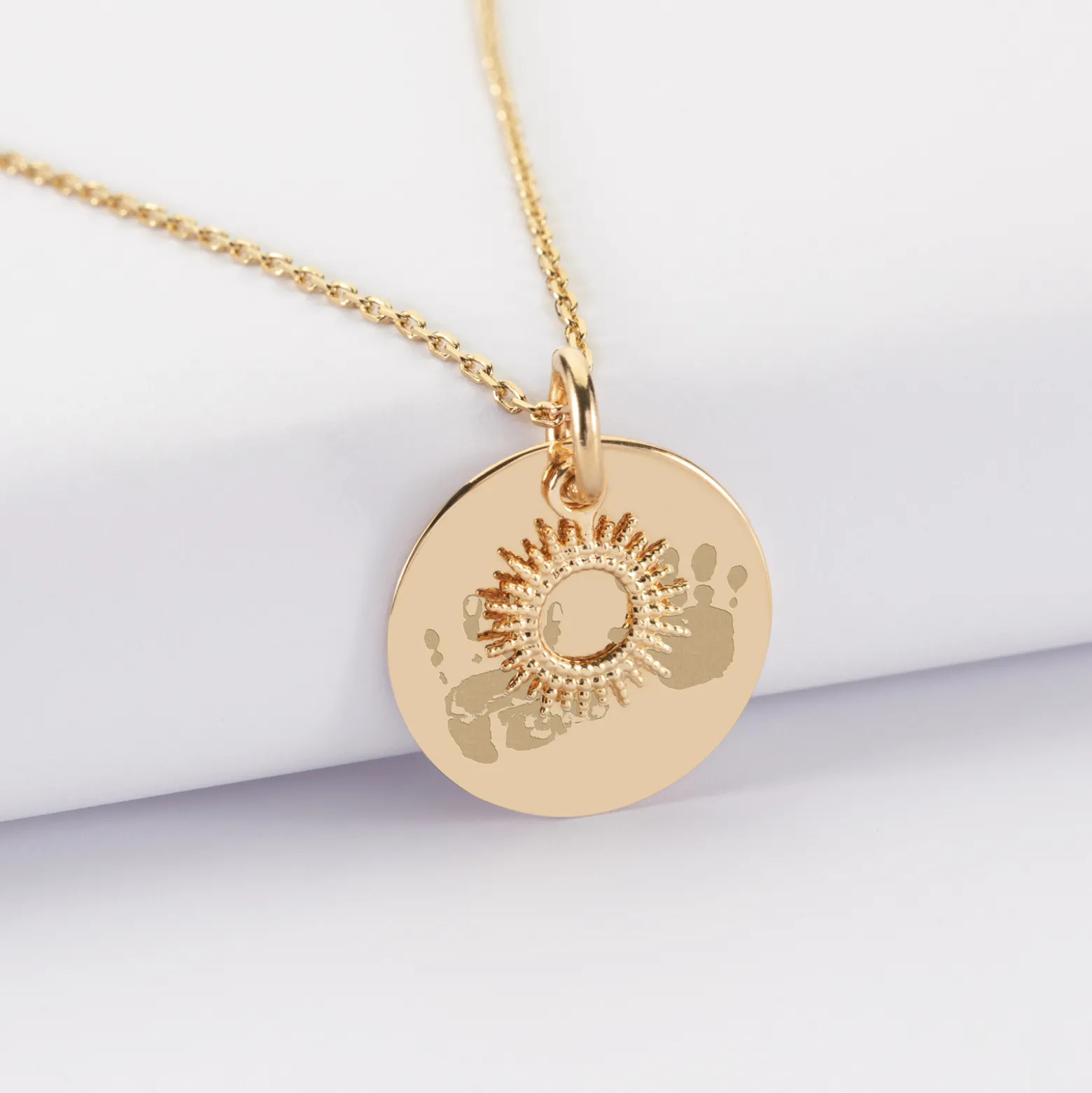Pendentif réversible personnalisé médaille gravée plaqué or 19 mm et breloque soleil 10 mm
