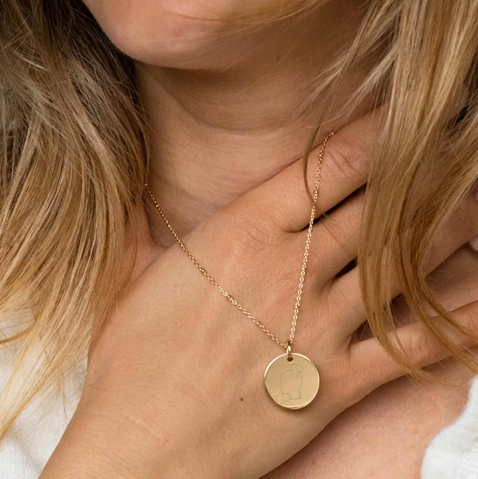 Pendentif silhouette personnalisé médaille plaqué or 19 mm - "Profil gravé"