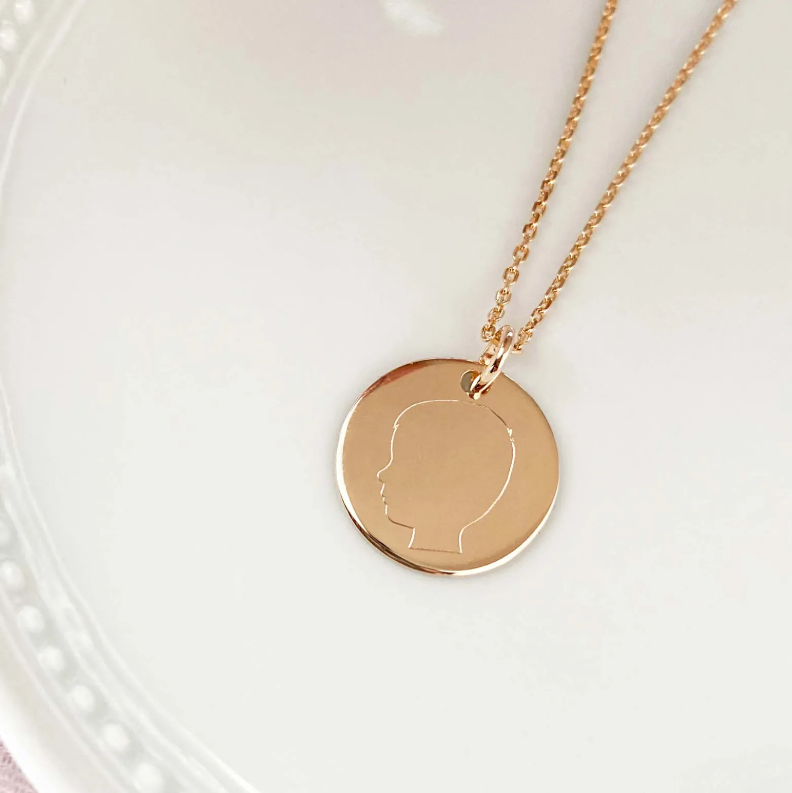 Pendentif silhouette personnalisé médaille plaqué or 19 mm - "Profil gravé"