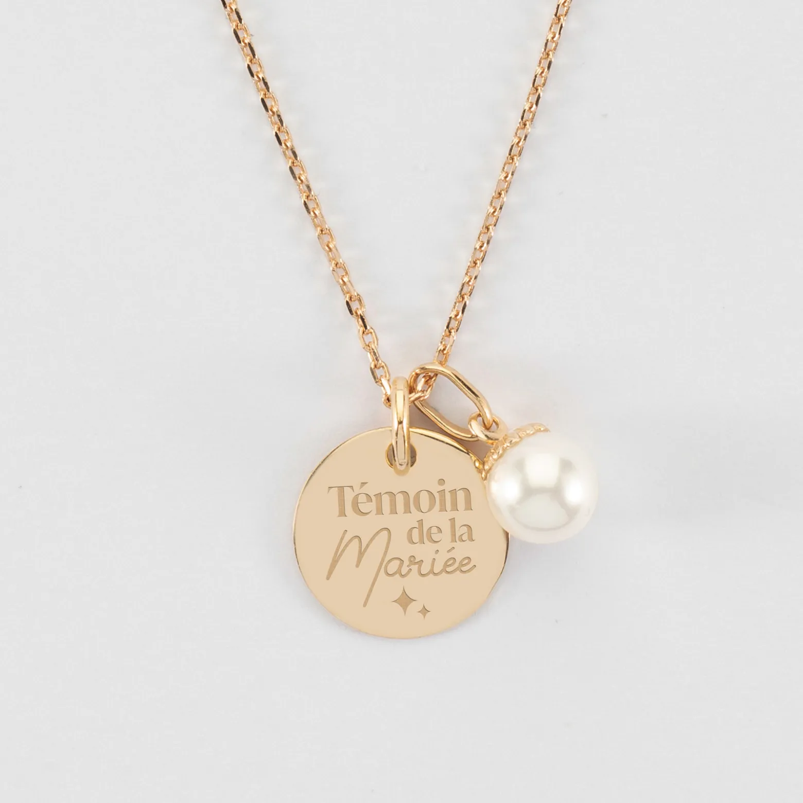 Pendentif Témoin personnalisé médaille gravée plaqué or 15 mm et breloque perle nacre 10 mm