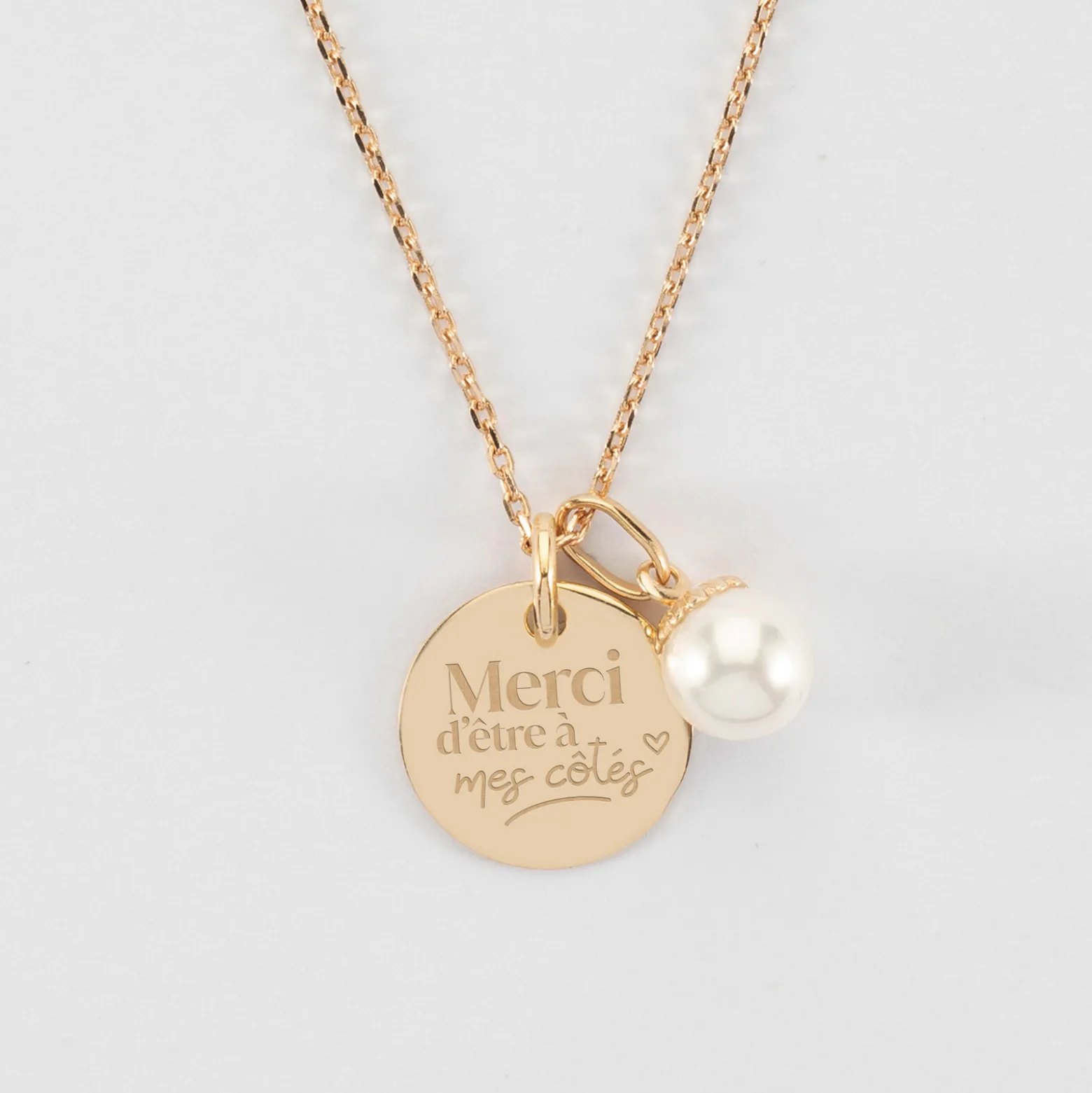 Pendentif Témoin personnalisé médaille gravée plaqué or 15 mm et breloque perle nacre 10 mm