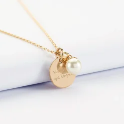 Pendentif Témoin personnalisé médaille gravée plaqué or 15 mm et breloque perle nacre 10 mm