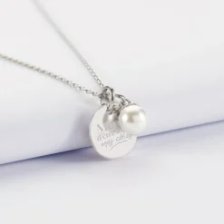 Pendentif Témoin personnalisé médaille gravée argent 15 mm et breloque perle nacre 10 mm