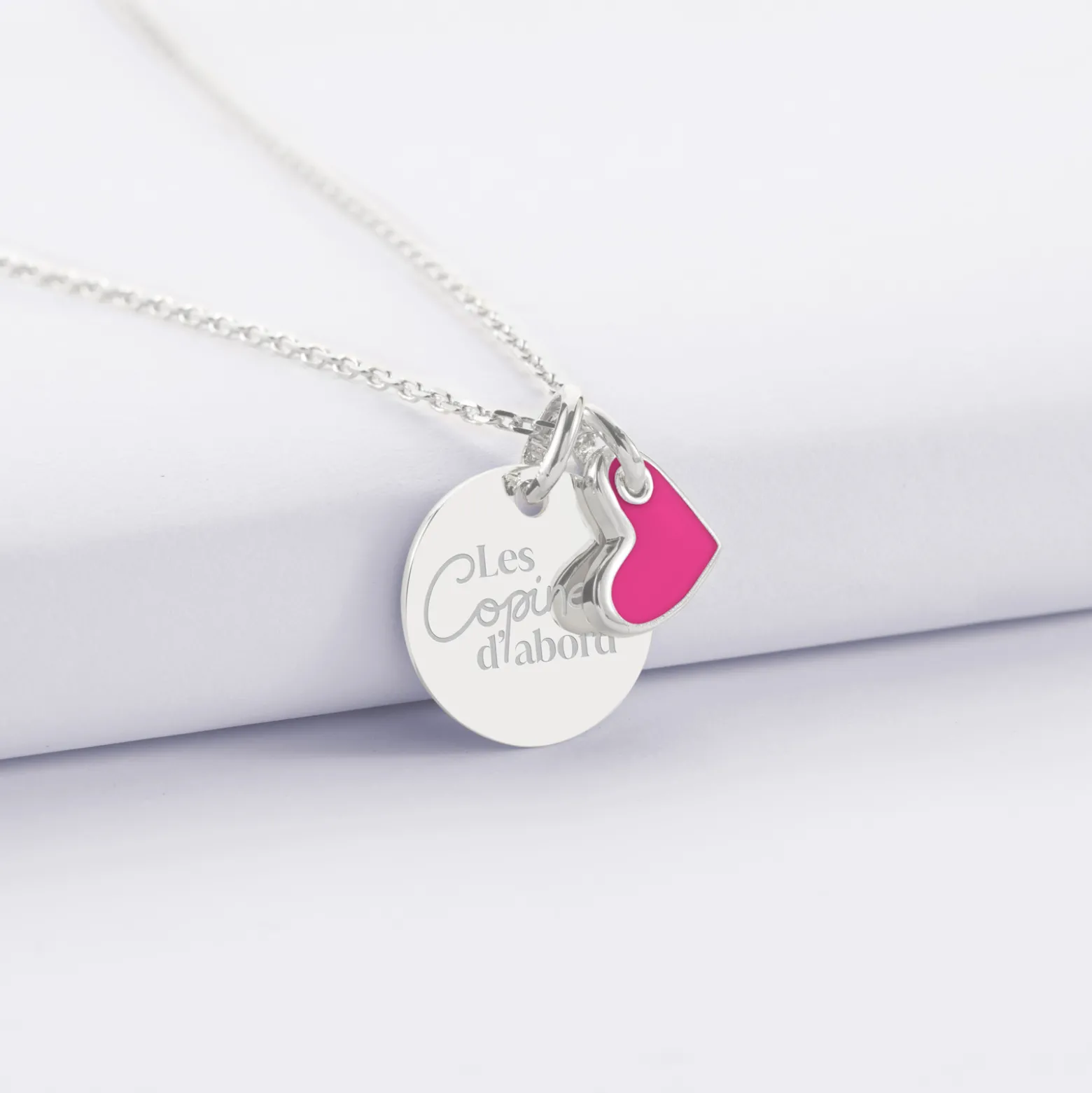 Pendentif Témoin personnalisé médaille gravée argent 15 mm et breloque coeur email 10 mm