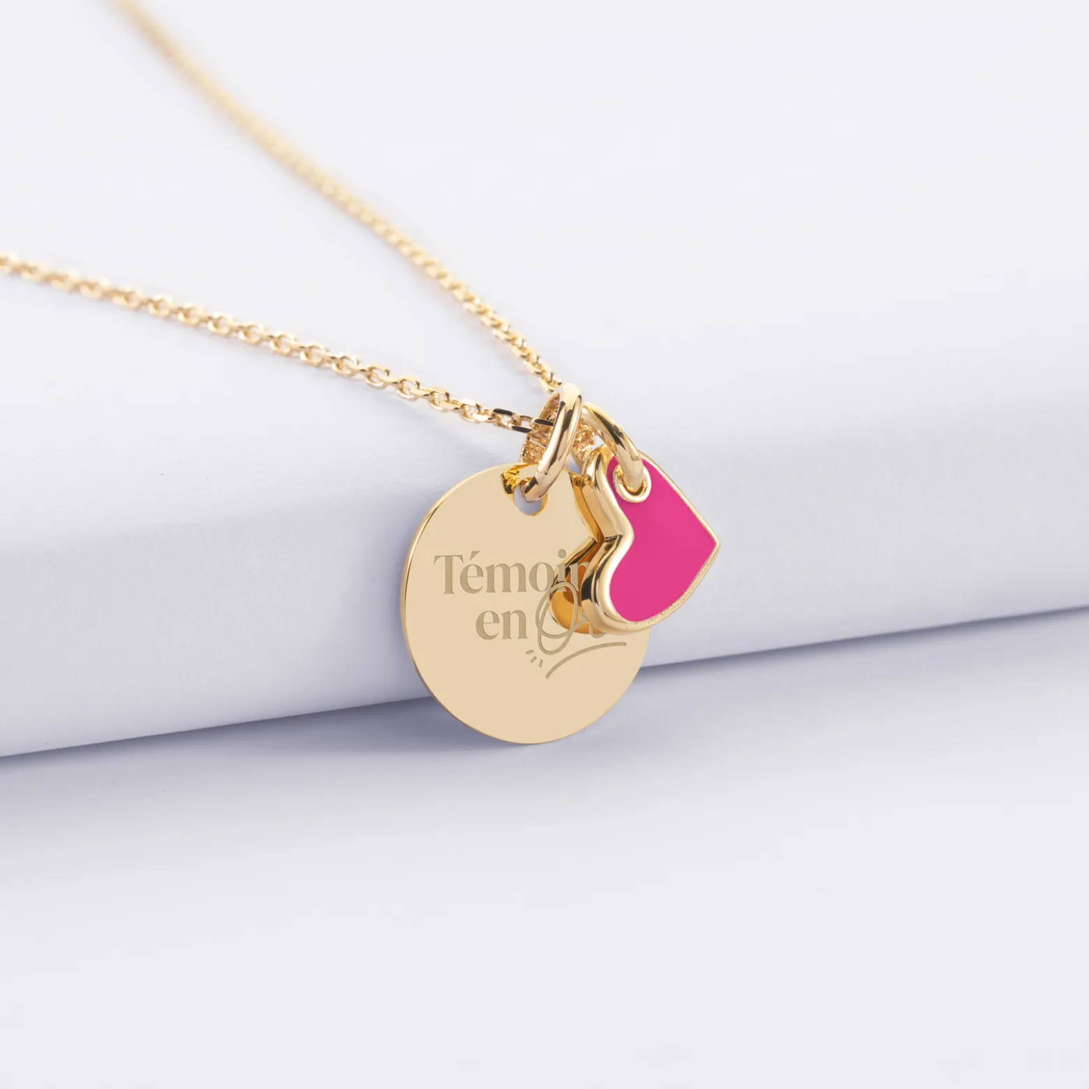 Pendentif Témoin personnalisé médaille gravée plaqué or 15 mm et breloque coeur email 10 mm
