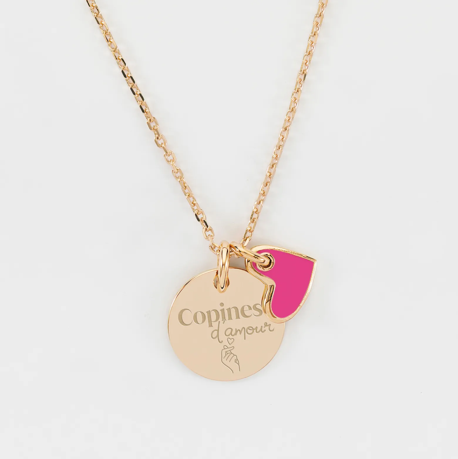 Pendentif Témoin personnalisé médaille gravée plaqué or 15 mm et breloque coeur email 10 mm