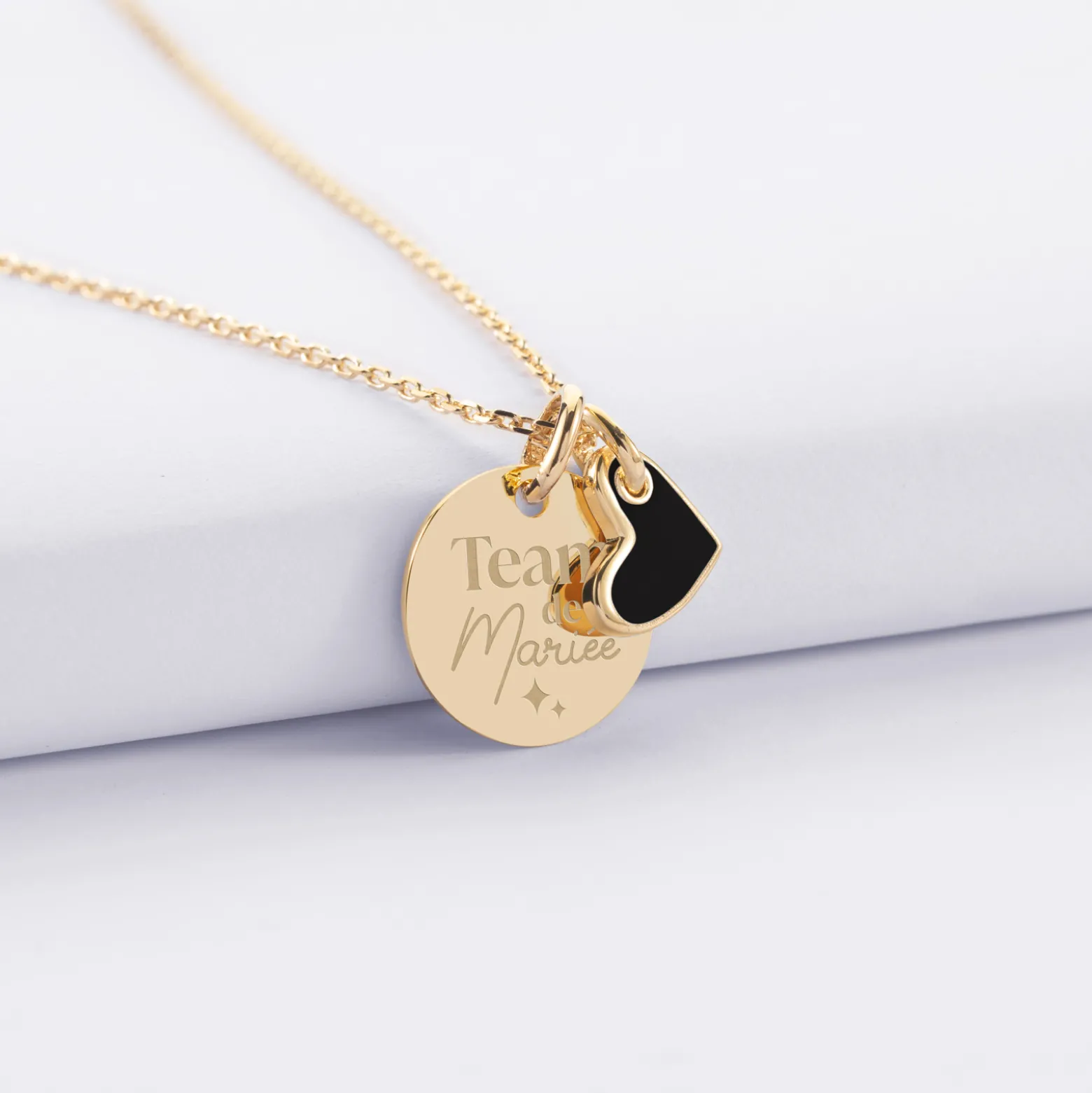 Pendentif Témoin personnalisé médaille gravée plaqué or 15 mm et breloque coeur email 10 mm