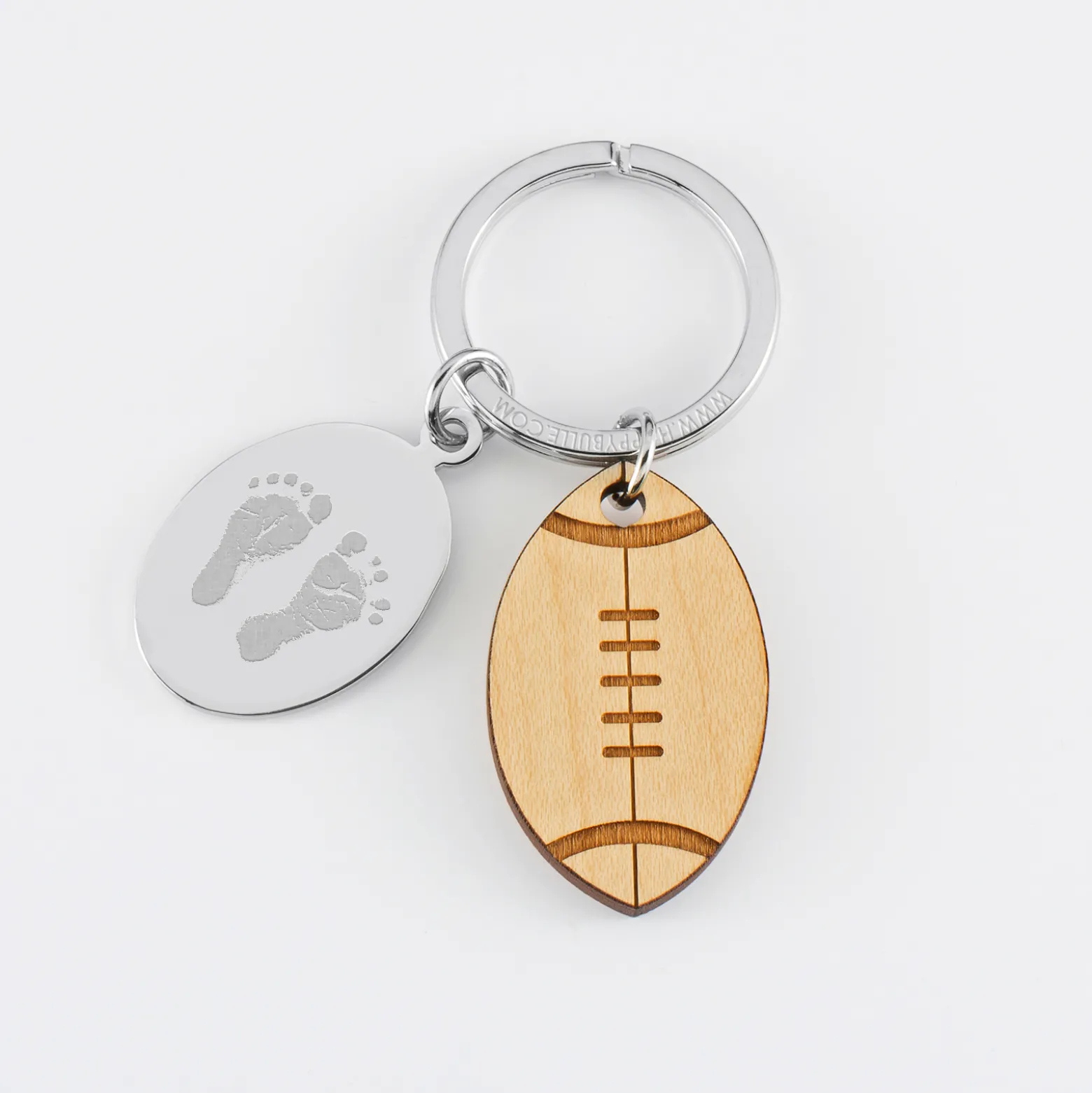 Porte clé personnalisé médaille gravée ovale acier et breloque bois rugby