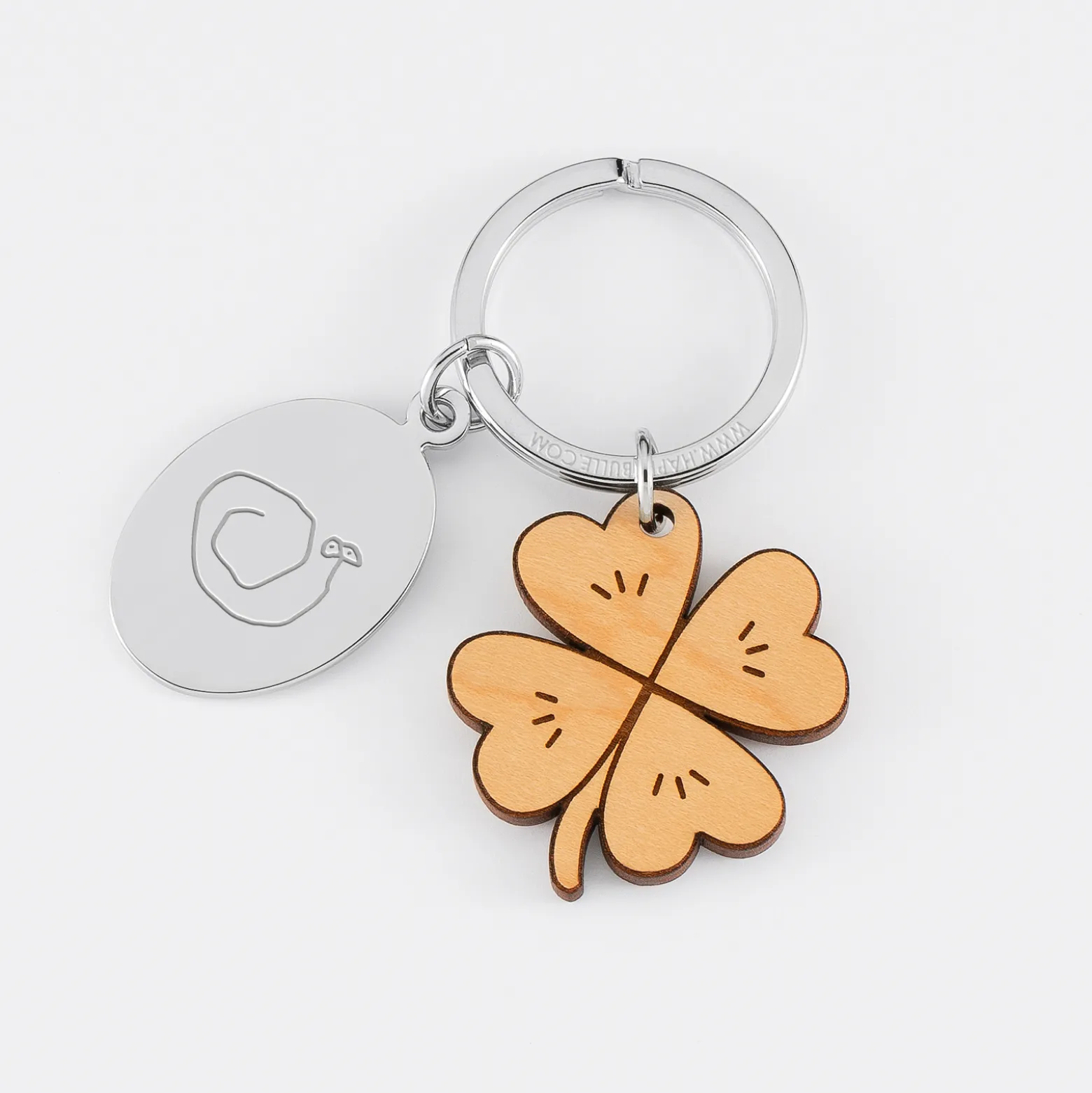 Porte clé personnalisé médaille gravée ovale acier et breloque bois trèfle