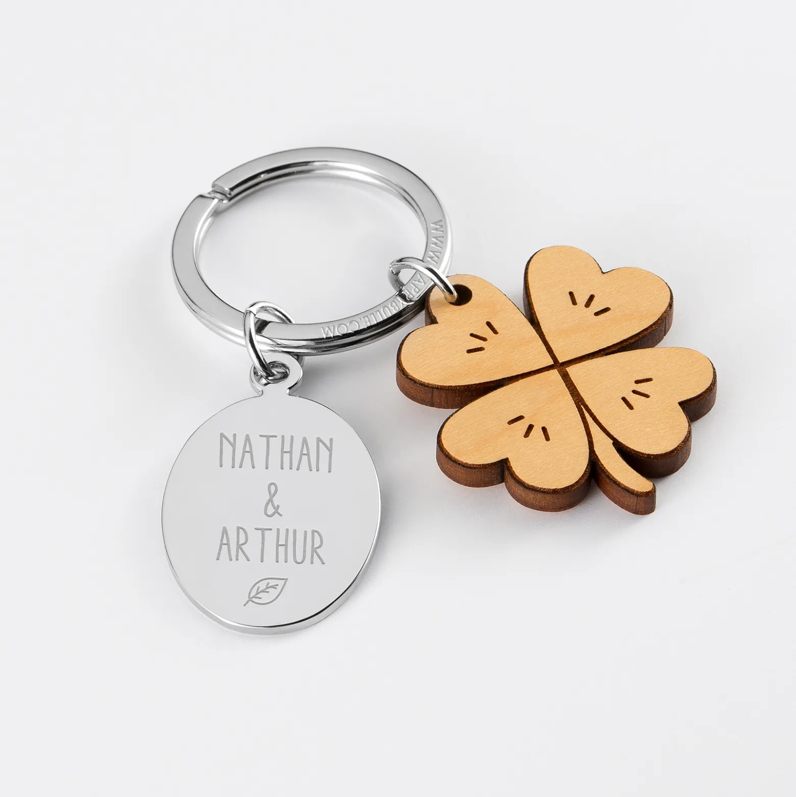 Porte clé personnalisé médaille gravée ovale acier et breloque bois trèfle