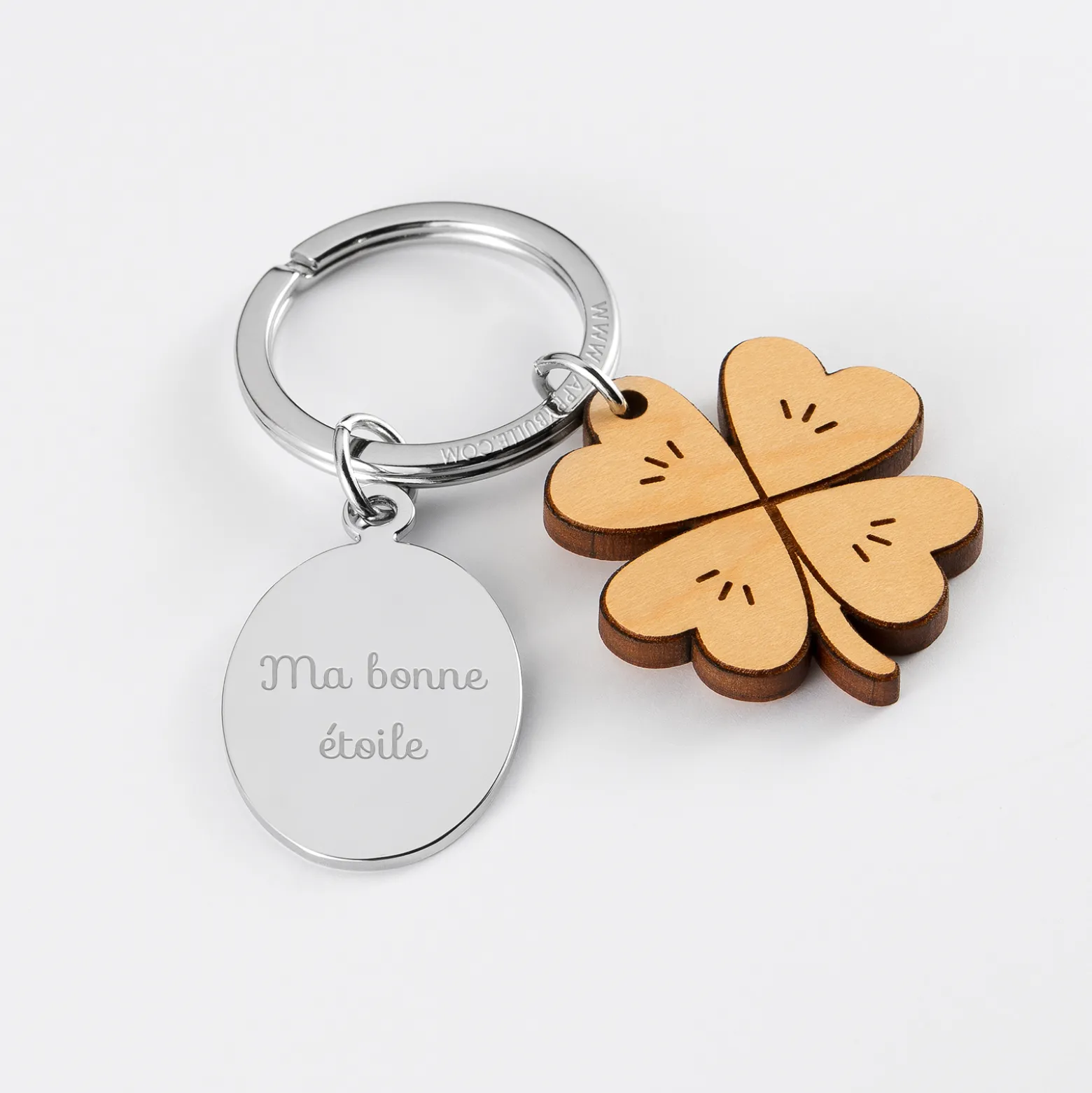 Porte clé personnalisé médaille gravée ovale acier et breloque bois trèfle