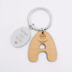Porte clé personnalisé médaille gravée ovale acier et breloque bois alphabet Barbapapa - HappyBulle x Barbapapa