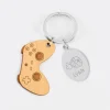 Porte clé personnalisé médaille gravée ovale acier et breloque bois jeux vidéo