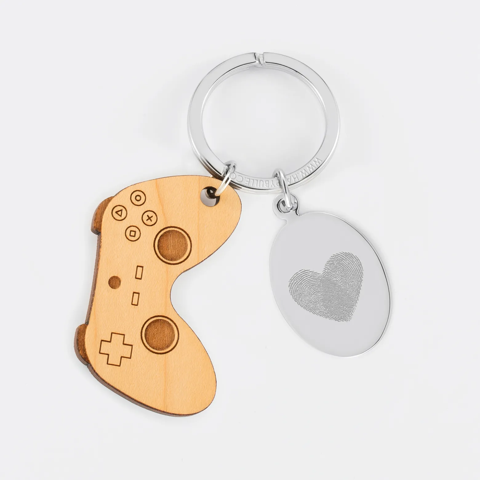 Porte clé personnalisé médaille gravée ovale acier et breloque bois jeux vidéo