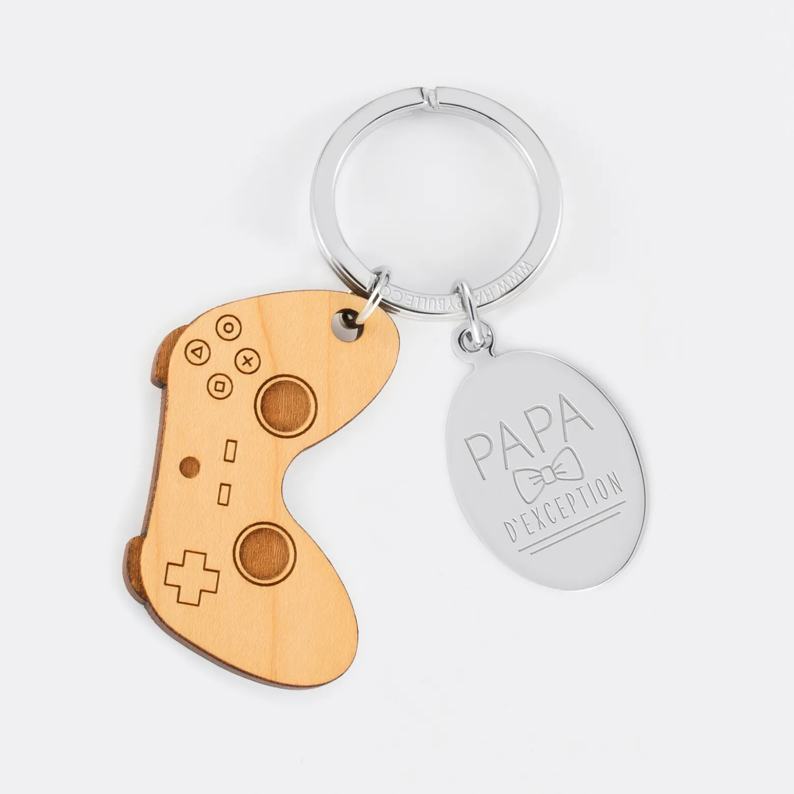 Porte clé personnalisé médaille gravée ovale acier et breloque bois jeux vidéo