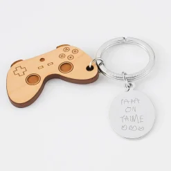 Porte clé personnalisé médaille gravée ovale acier et breloque bois jeux vidéo