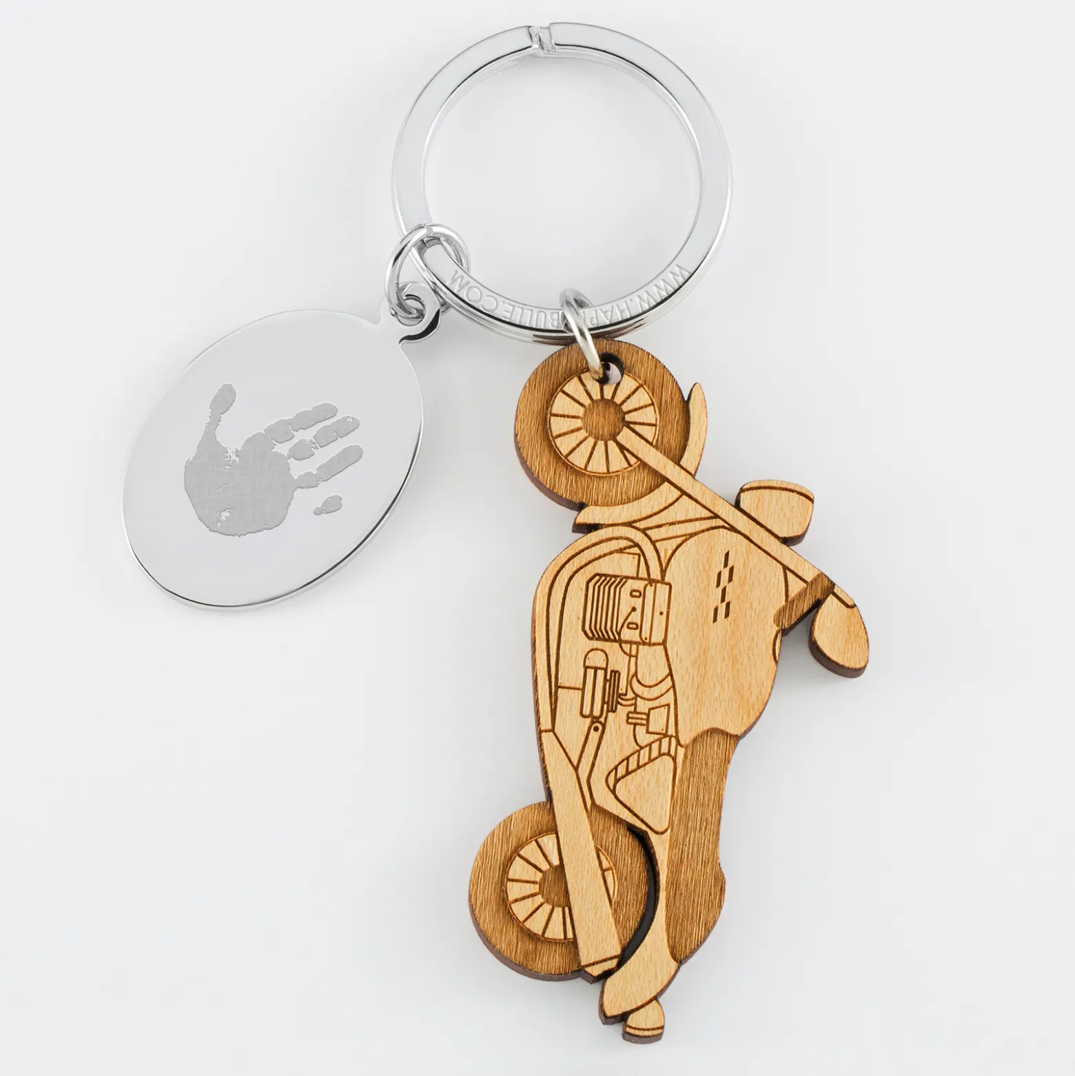 Porte clé personnalisé médaille gravée ovale acier et breloque bois moto
