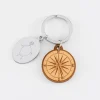 Porte clé personnalisé médaille gravée ovale acier et breloque bois boussole