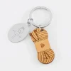 Porte clé personnalisé médaille gravée ovale acier et breloque bois pelote de laine