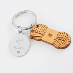Porte clé personnalisé médaille gravée ovale acier et breloque bois pelote de laine