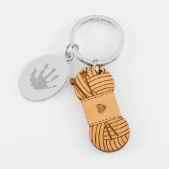 Porte clé personnalisé médaille gravée ovale acier et breloque bois pelote de laine