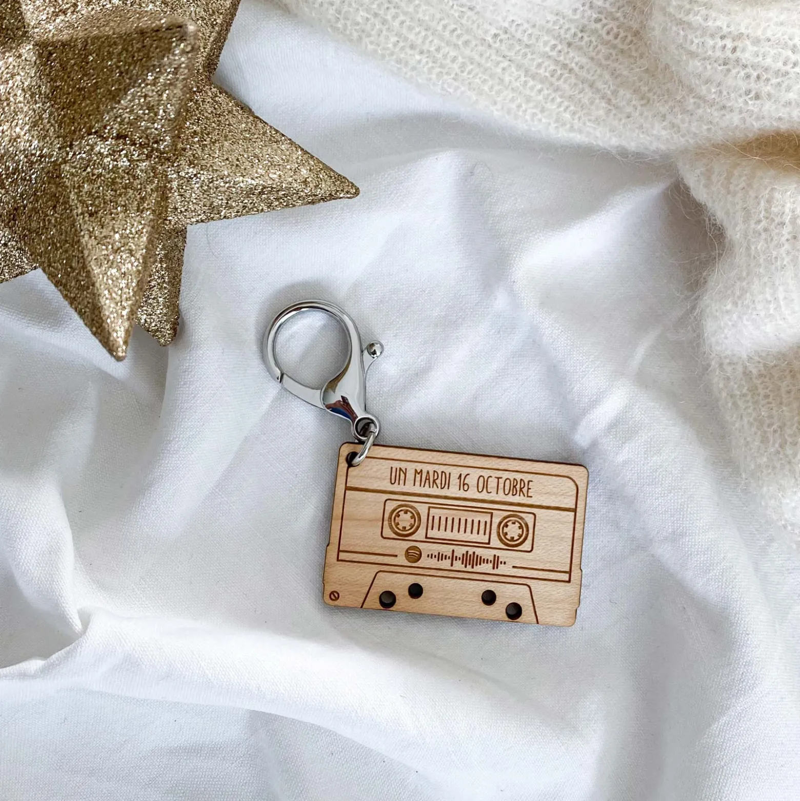 Porte clés Spotify personnalisé gravé bois cassette rétro