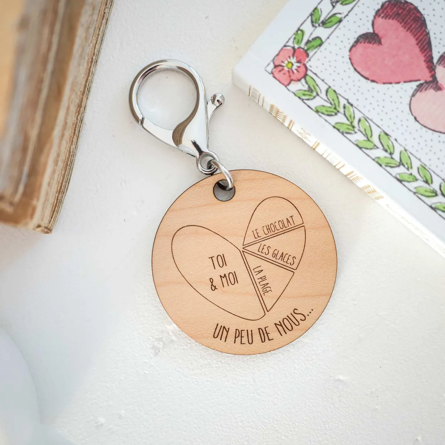 Porte-clés personnalisé gravé bois médaille ronde 50 mm - édition spéciale "Un peu de nous"