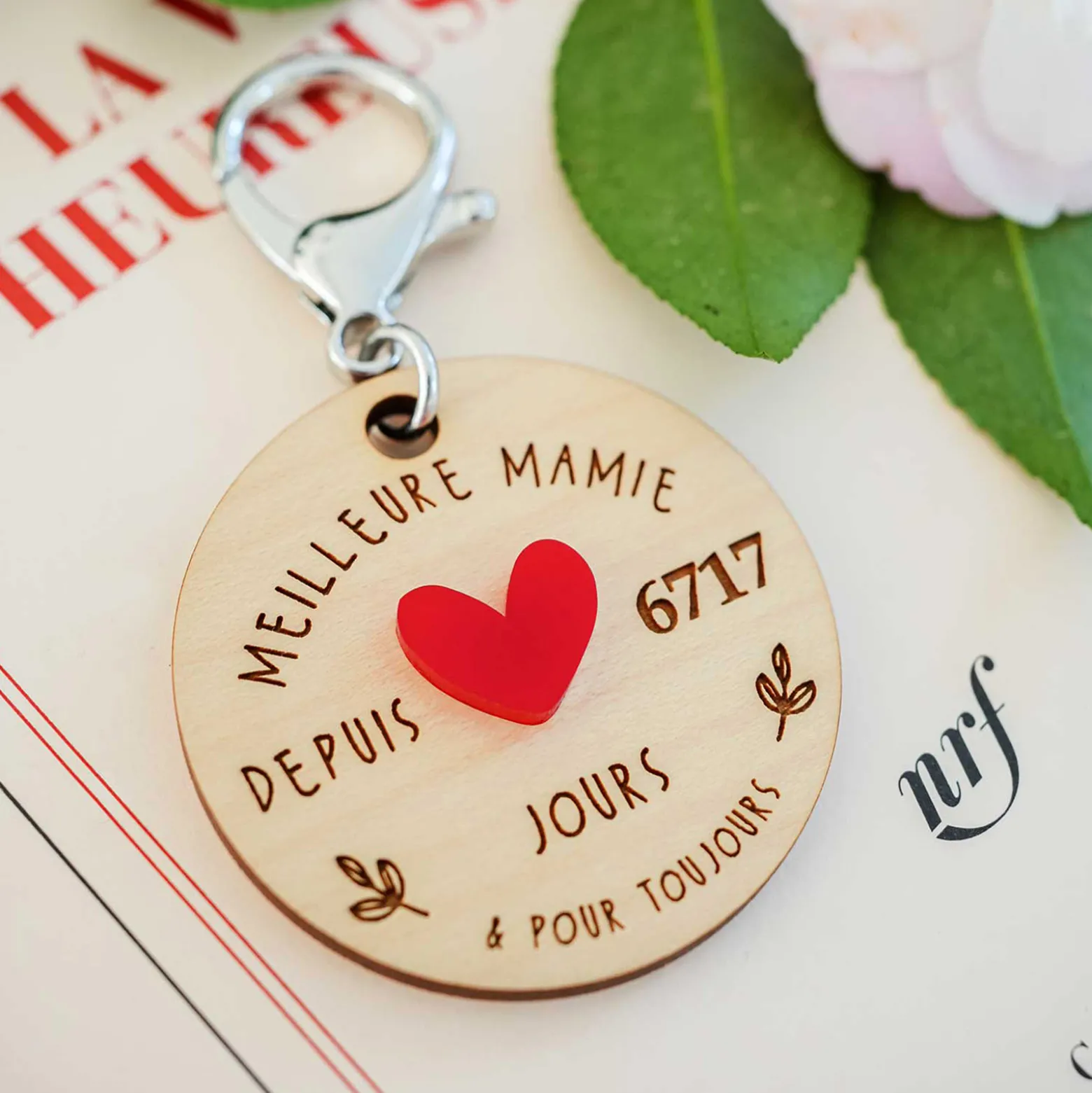 Porte-clés personnalisé gravé bois médaille 50 mm "Meilleure mamie depuis..." et coeur acrylique rouge