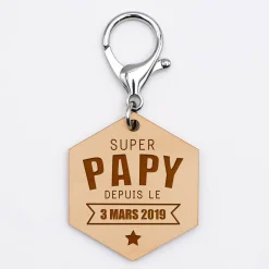 Porte-clés personnalisé gravé bois médaille hexagone 52x45 mm - "Super papy depuis"