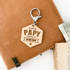 Porte-clés personnalisé gravé bois médaille hexagone 52x45 mm - "Super papy depuis"